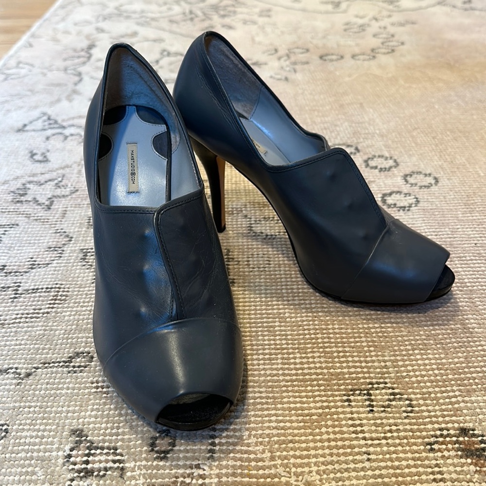 MAX STUDIO Dark Gray Leather Peep Toe Heels with Black Accents sz 7 NWOT
